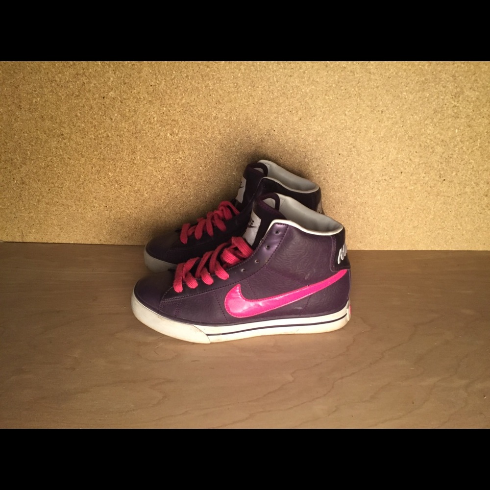 NIKE